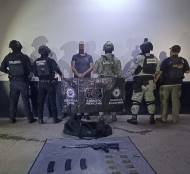 SSP y Defensa detienen a un hombre con armamento en Apatzingán, Michoacán