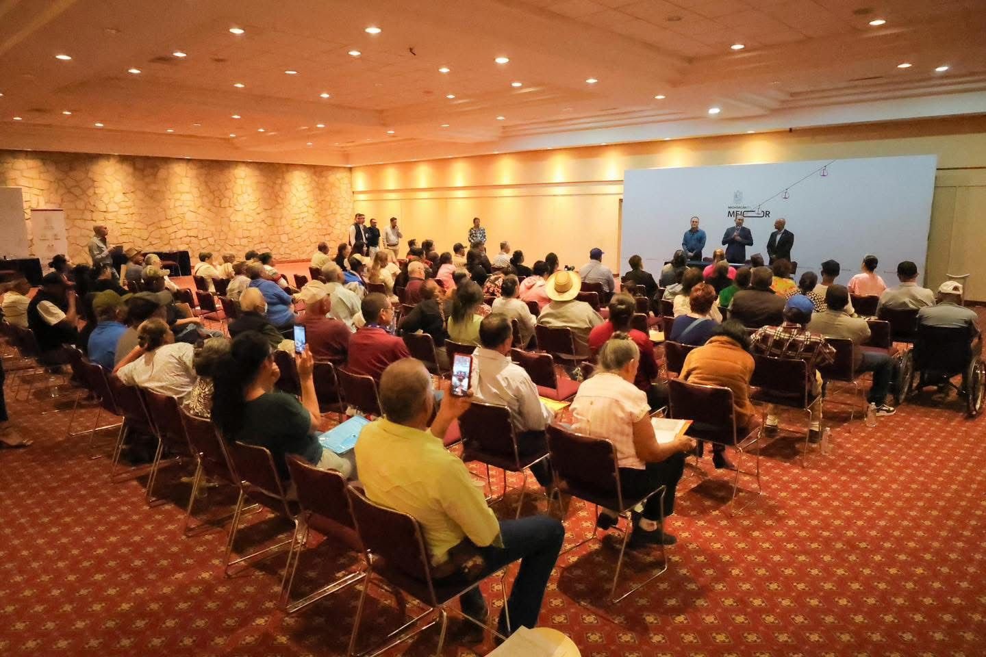 Semigrante Facilita Acceso a Beneficios de EUA para Trabajadores y Familias de Paisanos