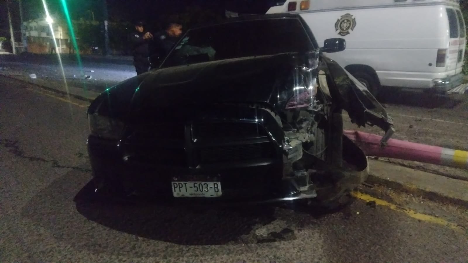 ​Reportan Choque de Vehículo Contra Infraestructura Pública en Zitácuaro