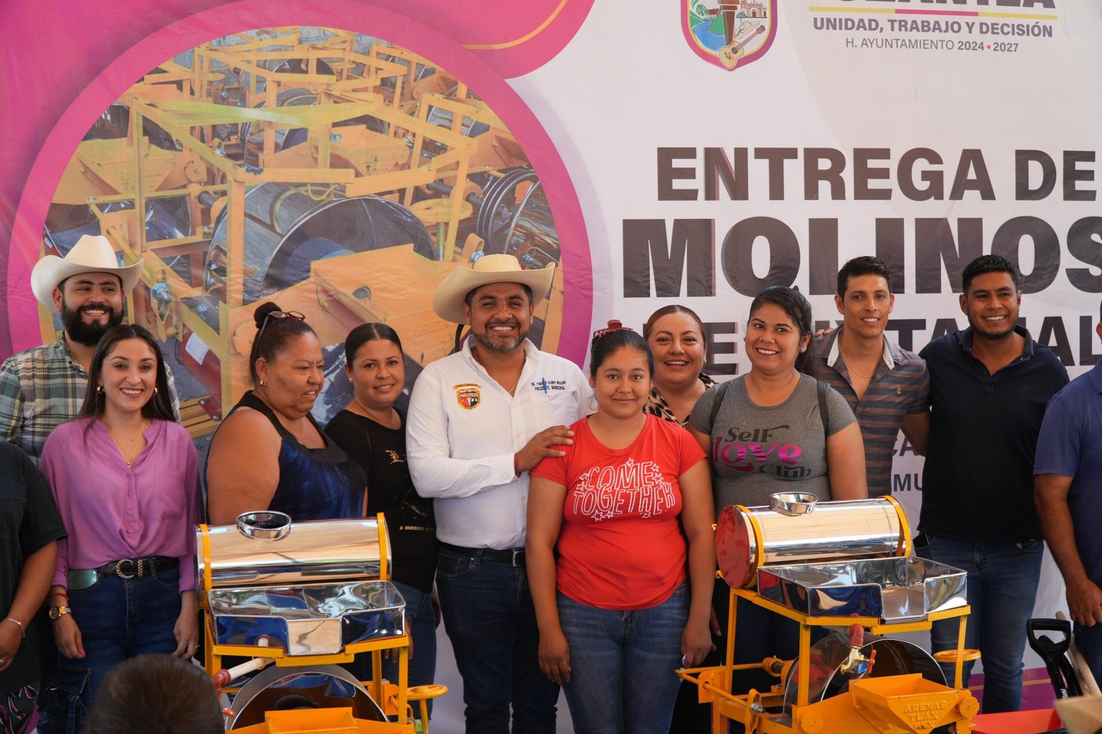 Alcalde de Tuzantla, Fernando Ocampo Mercado, entrega 100 molinos de nixtamal y 30 paquetes de herramientas