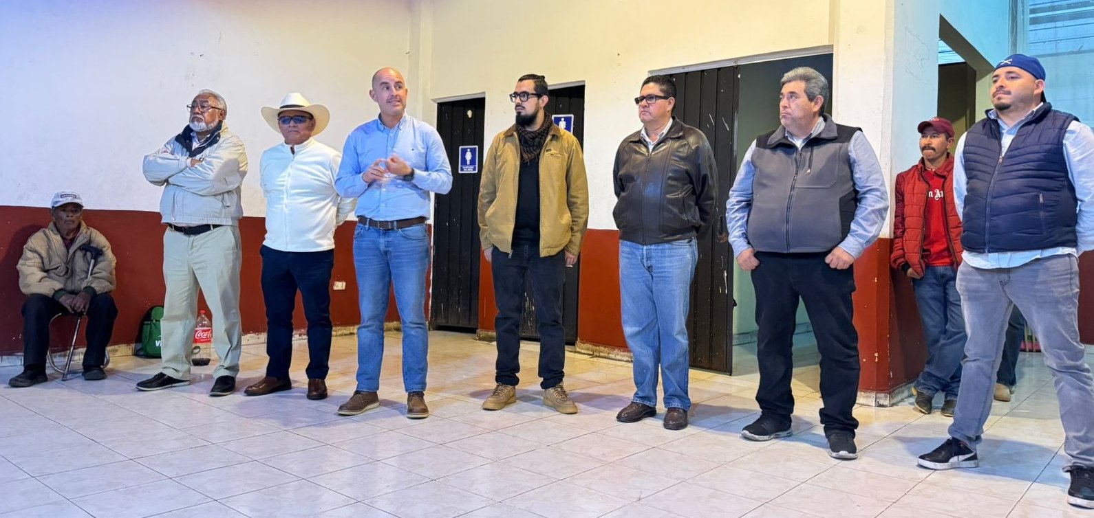 Adolfo Torres se reúne con vecinos de Santa María tras toma en instalaciones del Ooapas