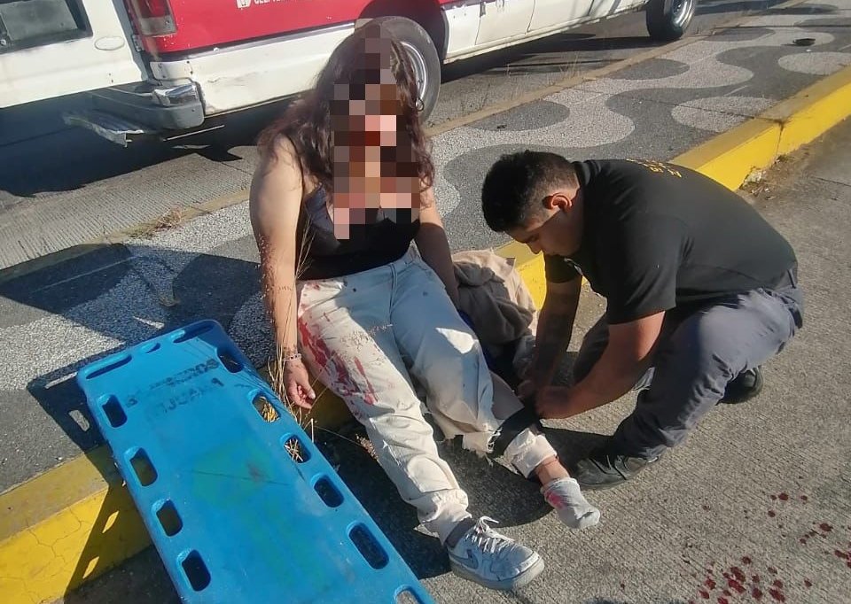 Joven resulta lesionada tras derrape de motocicleta en la carretera Zitácuaro-Toluca