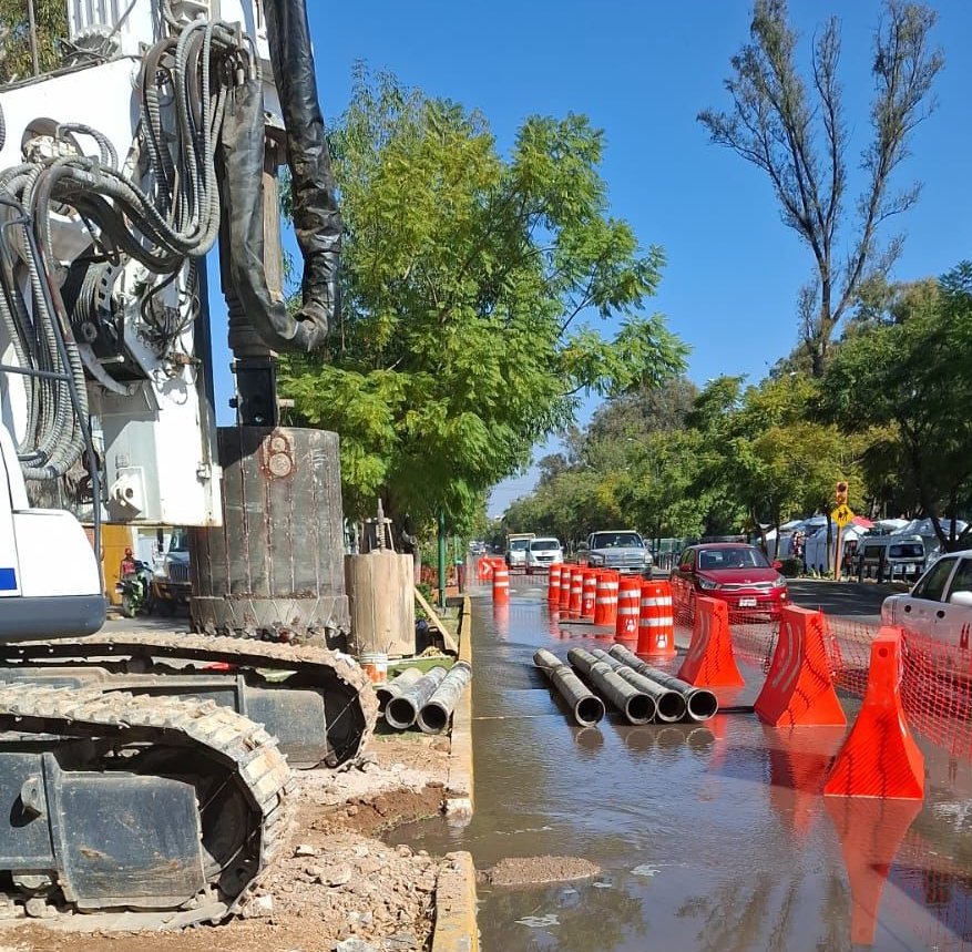 Se Atiende Fuga de Agua en Calzada Juárez Derivada de Obra en la Zona