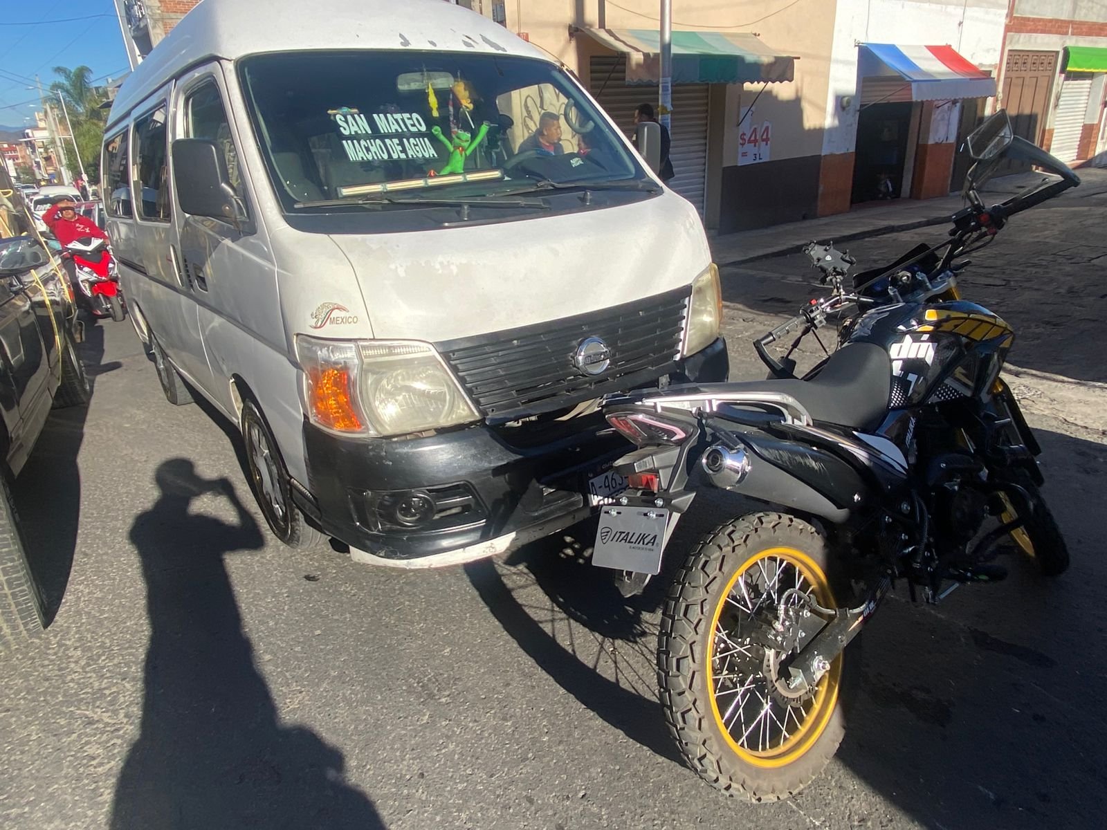 Cuerpo de Bomberos de Zitácuaro atiende accidente entre motocicleta y transporte público