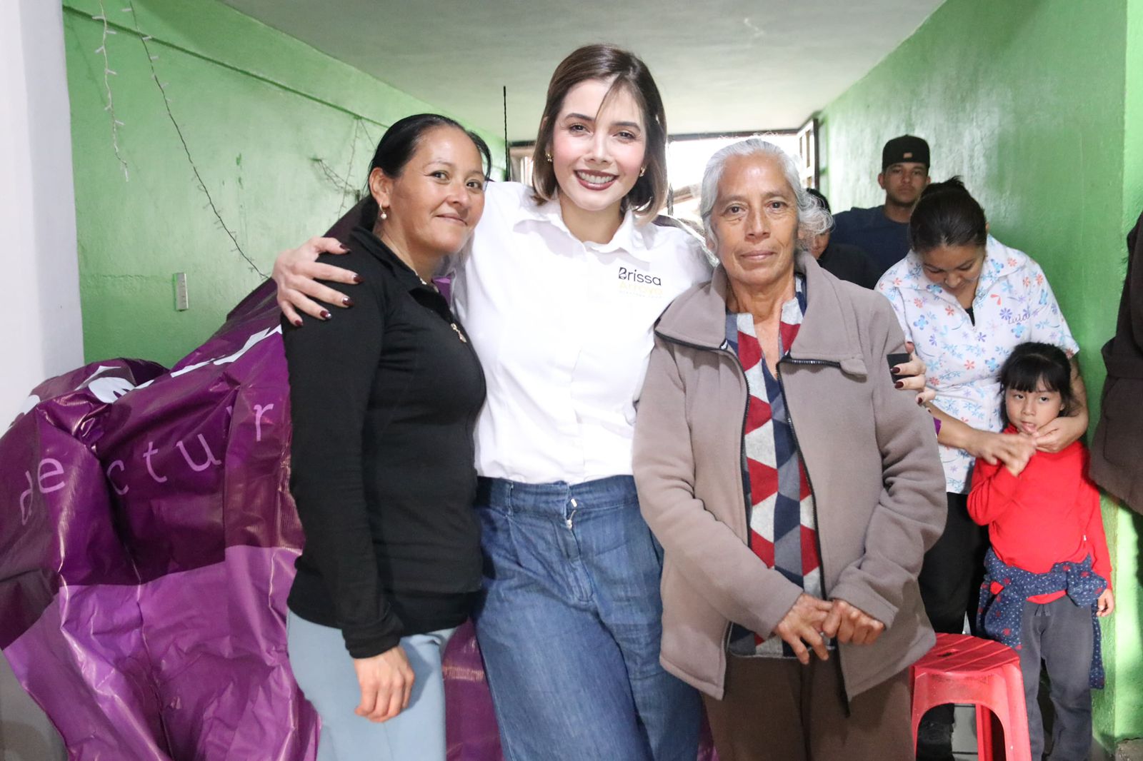 Diputada Brissa Arroyo realiza visita social y entrega apoyos en comunidad de Santiago Undameo