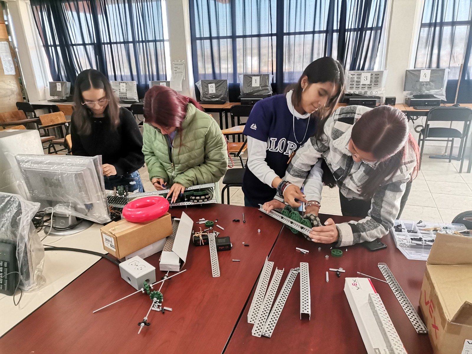 Alumnas del Cecytem en Contepec se preparan para defender título nacional en campeonato de robótica en Morelia