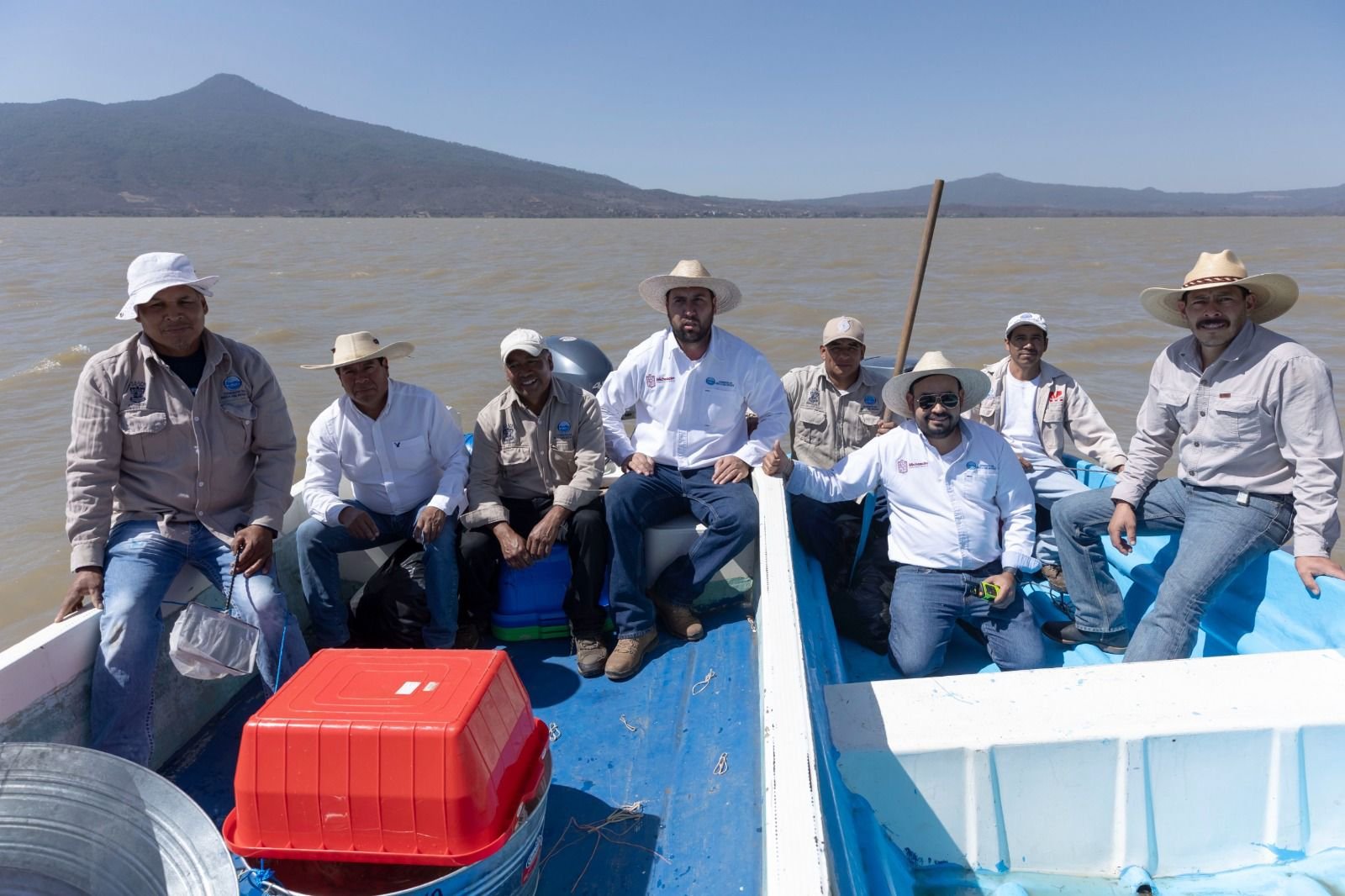 Comisión estatal de Pesca anuncia meta de liberar 200 mil peces nativos en el lago de Pátzcuaro