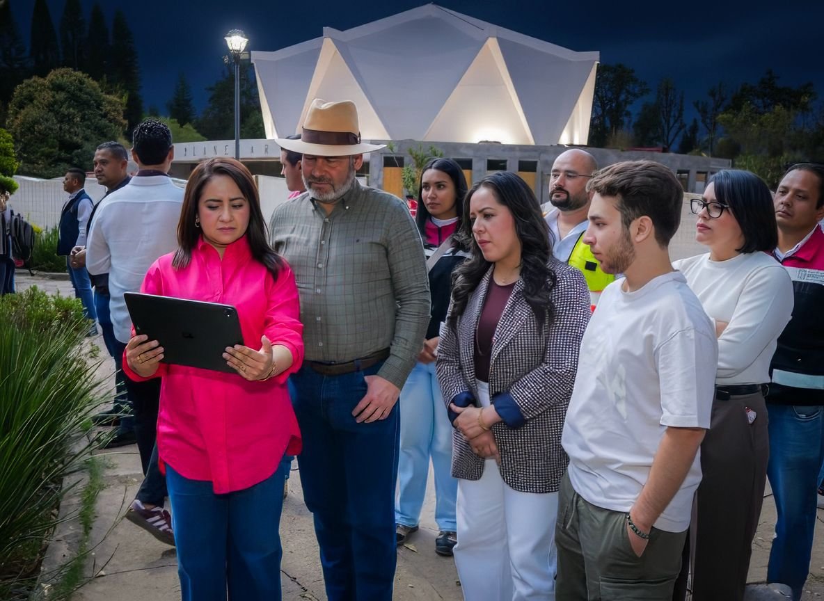 ​Gladyz Butanda supervisa pruebas de videomapping en el Planetario de Morelia