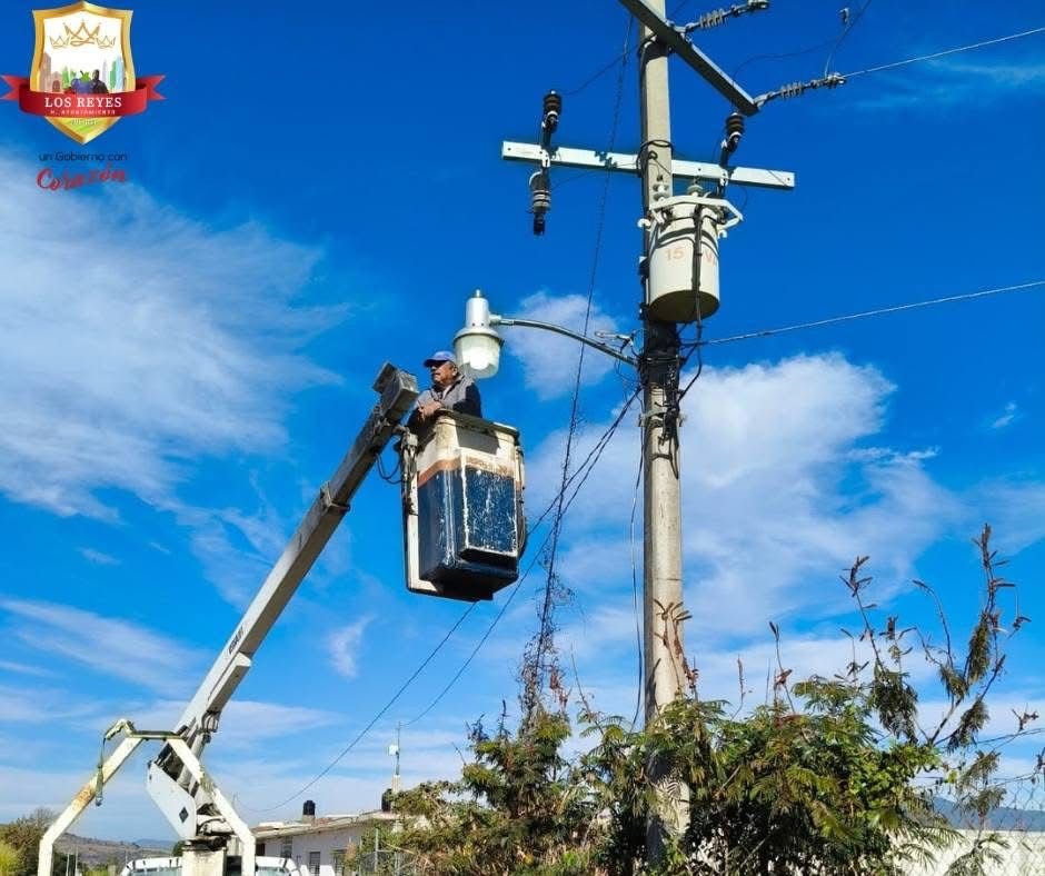 Ayuntamiento de Los Reyes realiza trabajos de mantenimiento en alumbrado público