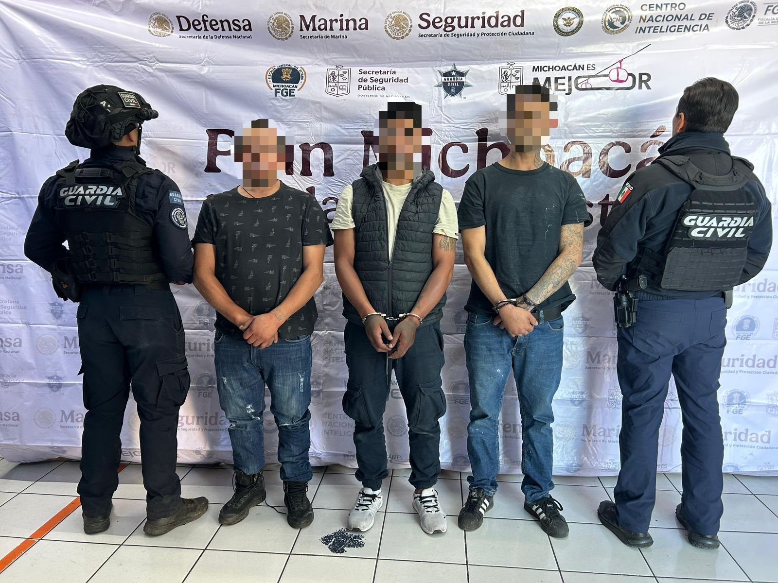 Guardia Civil detiene a cinco personas en Uruapan por posesión de droga y armas de fuego