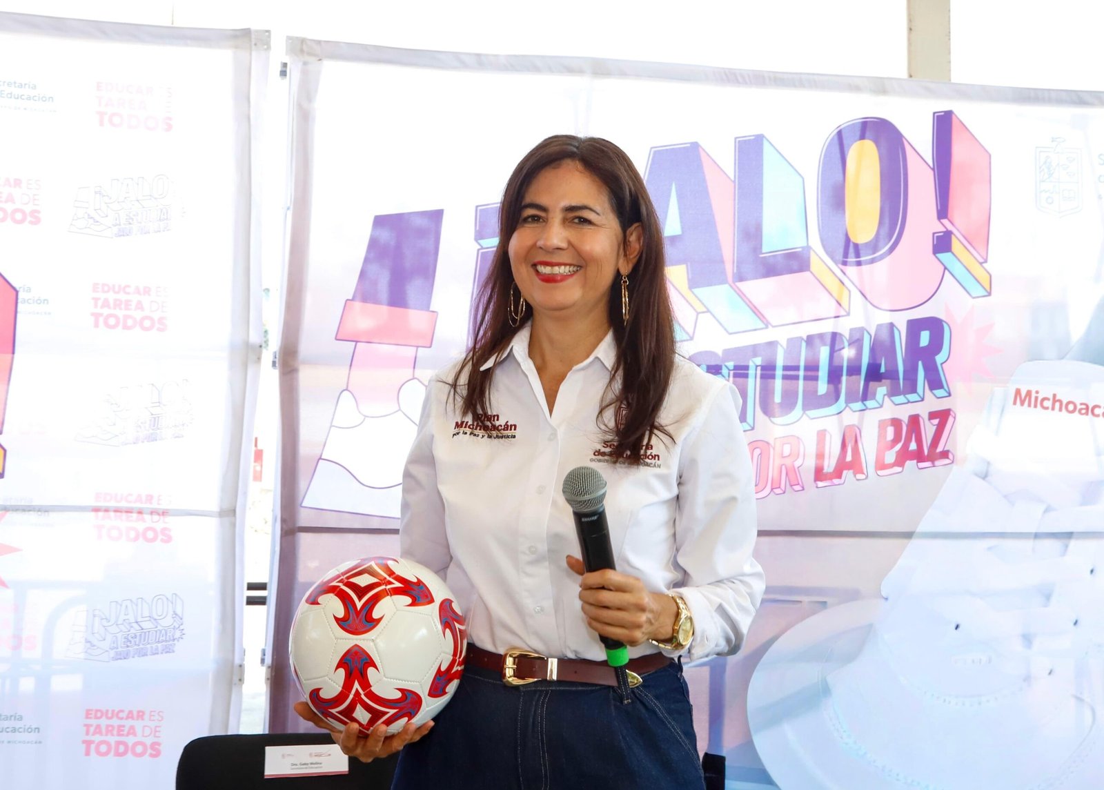 SEE entrega calzado escolar a más de 6 mil estudiantes de Tacámbaro y Turicato, informa Gabriela Molina