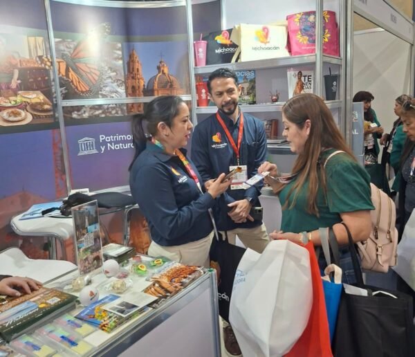 Sectur promociona atractivos turísticos de Michoacán en feria de líneas aéreas en Guadalajara