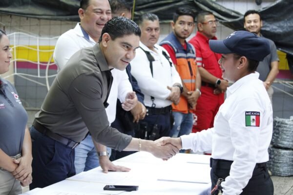 Pablo Varona Estrada entrega seguros de vida a 72 policías de Huetamo