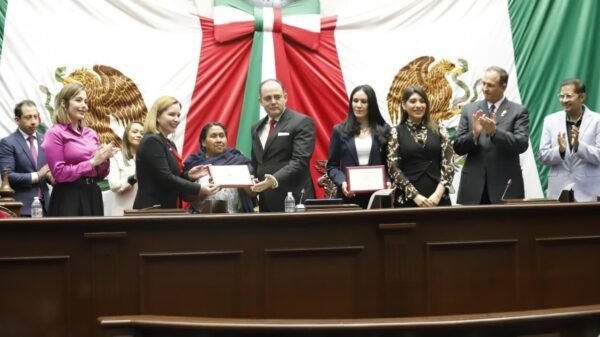 Congreso del Estado entrega condecoración “Mujer Michoacana” a Juana Bravo y Adriana Contreras