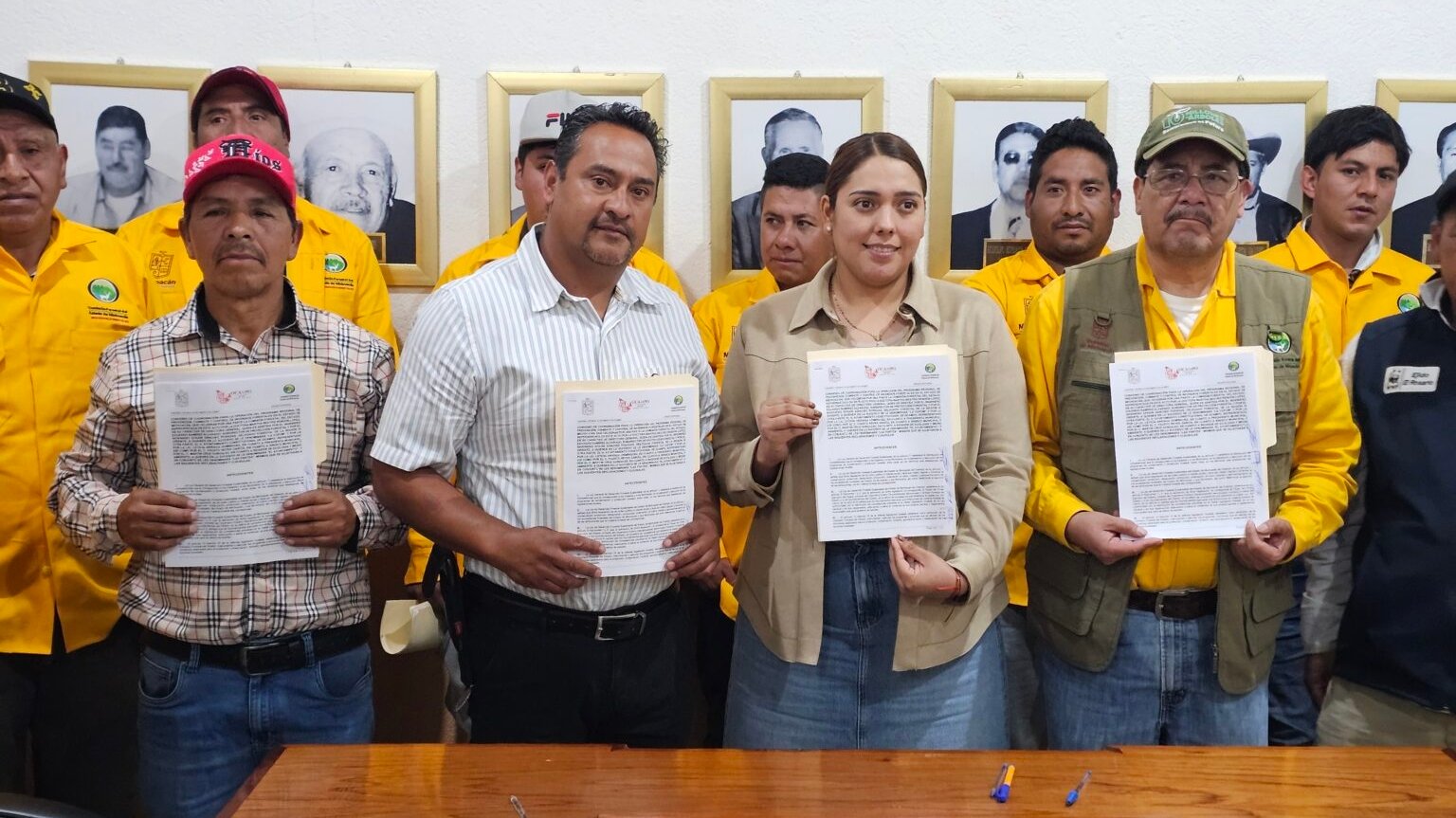 Leticia Arriaga, presidenta municipal de Ocampo, firma convenio para reforzar brigada forestal en santuario de la monarca