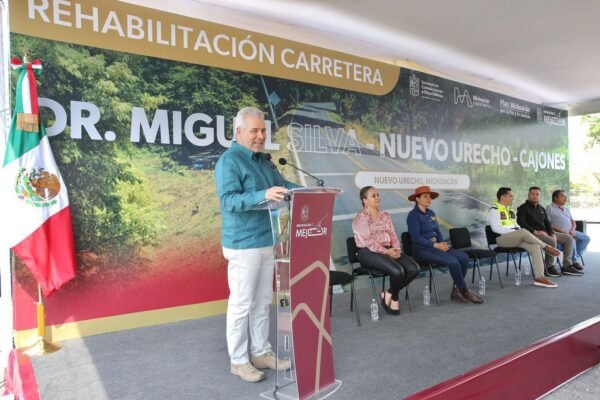 Gobernador Bedolla inaugura rehabilitación de carretera en Nuevo Urecho con inversión de 80 mdp