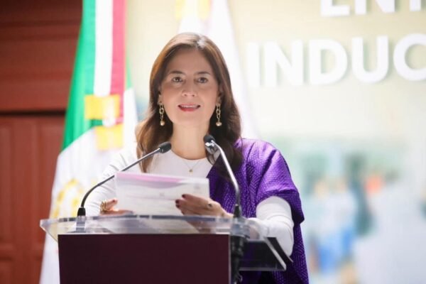 Secretaria Gabriela Molina impulsa cultura de la paz con nuevo manual para escuelas de Michoacán