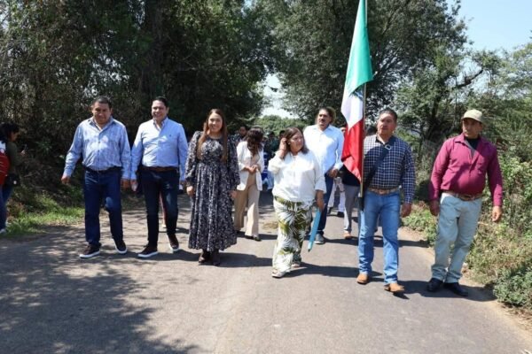 Lety Arriaga encabeza participación de Ayuntamiento en desfile conmemorativo del 5 de mayo en Laguna Verde