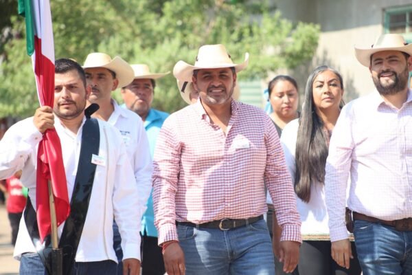 Fernando Ocampo encabeza desfile por el 5 de mayo en tenencia del Olivo, Tuzantla