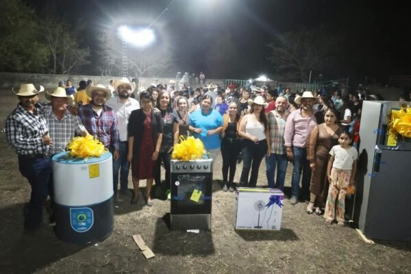 Fernando Ocampo encabeza festejo del Día de las Madres y del Niño en tenencia de El Olivo, Tuzantla