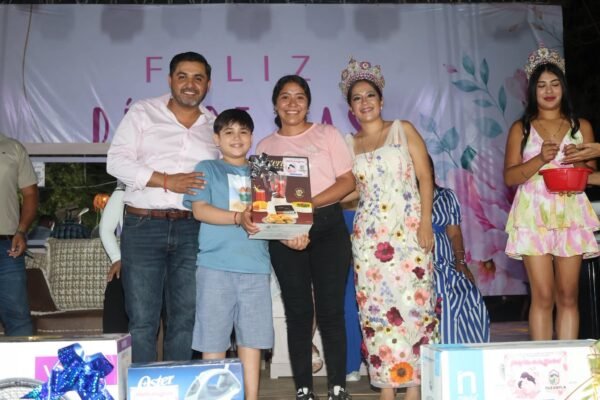 Fernando Ocampo encabeza festejo del Día de las Madres en Tuzantla