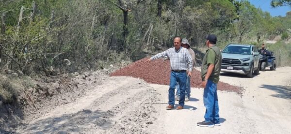 David López Flores supervisa pavimentación de 1.5 kilómetros en camino a El Ailar