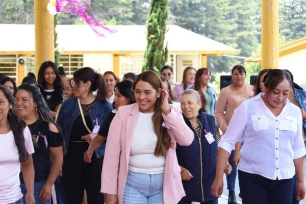 Lety Arriaga asiste a festejo del Día de las Madres en Escuela Secundaria Técnica No. 54