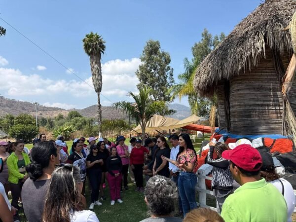 Norma Yañez celebra a maestros de preescolar en Jungapeo por su día