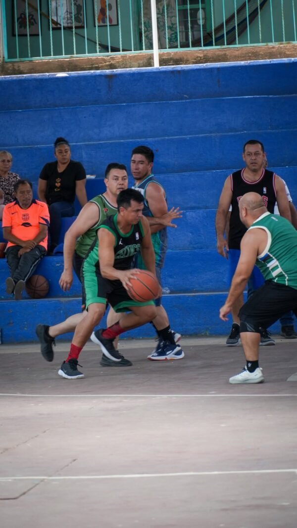Gobierno de Ismael Arriaga organiza encuentros de fútbol y basquetbol por Día del Maestro en Juárez