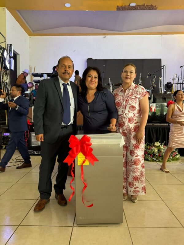 David López Flores entrega regalos a maestros en celebración del Día del Maestro en Tuxpan