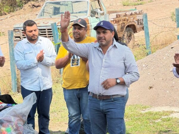 Fernando Ocampo entrega regalos y cisterna en comunidades de Tuzantla