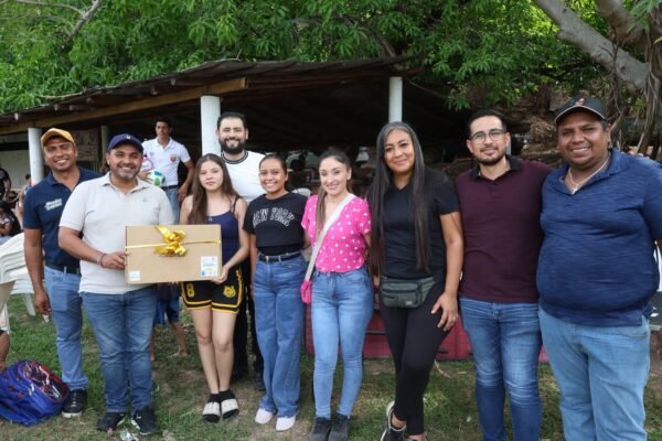 Fernando Ocampo encabeza celebración del Día del Estudiante en comunidad La Charca en Tuzantla
