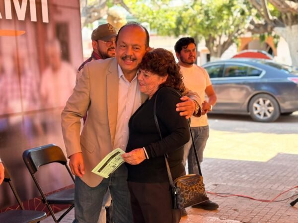 David López Flores entrega 13 visas del programa REFAMI en Tuxpan