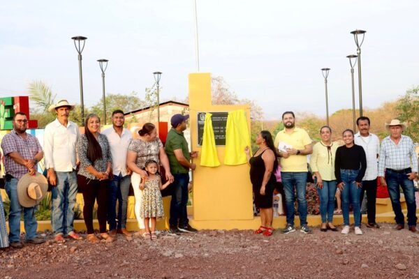 Fernando Ocampo inaugura jardín en El Salitre, Tuzantla