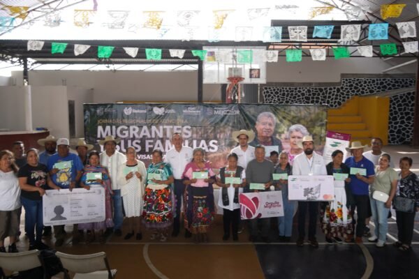 Semigrante entrega 13 visas de Reencuentro Familiar y tarjetas Orgullo Migrante en Jarácuaro