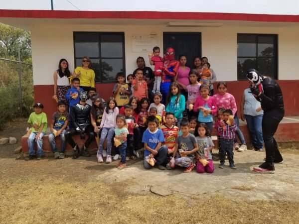 Regidora Lucila Martínez recorre colonias de Morelia para celebrar el Día de la Niñez y acercar apoyos