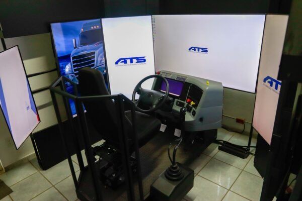 SCOP invierte 2.5 mdp en simuladores para profesionalizar a operadores de tractocamión en Icatmi de Lázaro Cárdenas, Morelia y Zamora