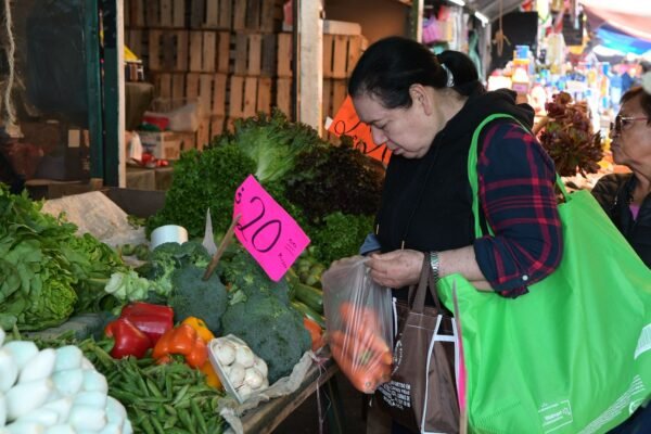 Sedeco reporta tianguis de la Feria en Morelia como opción más económica para canasta básica con costo de 996 pesos