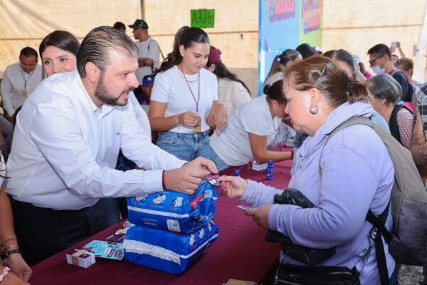 Miles de personas realizan canje de pañales por boletos para concierto de Marco Antonio Solís en Morelia