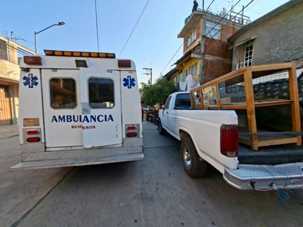Heroico Cuerpo de Bomberos de Zitácuaro atiende a mujer lesionada por riña en calle Independencia