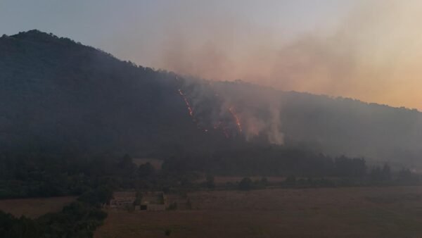 Alfredo Ramírez Bedolla reporta 14 mil litros de agua mediante helibalde para sofocar incendio en Pátzcuaro