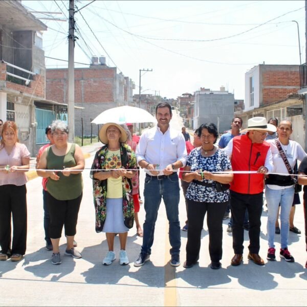 Yankel Benítez entrega dos calles en colonia 3 de Agosto de Morelia