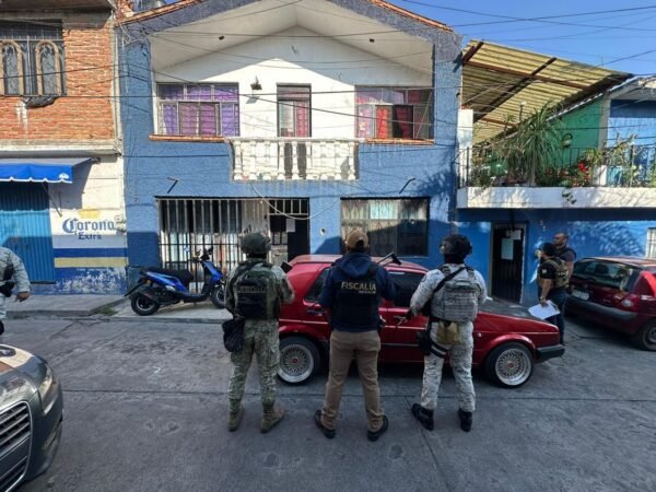 FGE ejecuta tres cateos en Morelia, asegura más de 2 mil dosis de droga y detiene a cinco personas