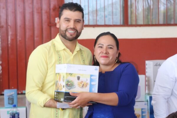 Octavio Ocampo celebra a las madres en escuela primaria de La Encarnación, Zitácuaro