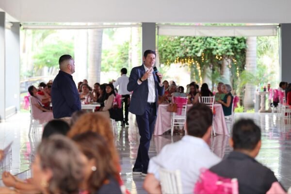 Alfonso Martínez Alcázar felicita a madres trabajadoras del Sindicato de Limpia y del Ooapas en Morelia