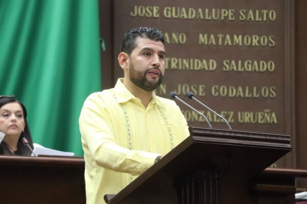 Octavio Ocampo presenta iniciativa para incorporar Cabildo Abierto en municipios de Michoacán