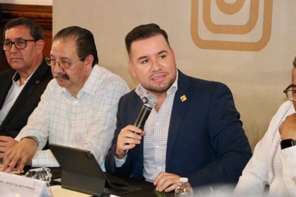 Reyes Galindo respalda a productores artesanales de mezcal y felicita a Hugo Rangel por iniciativa sobre IEPS