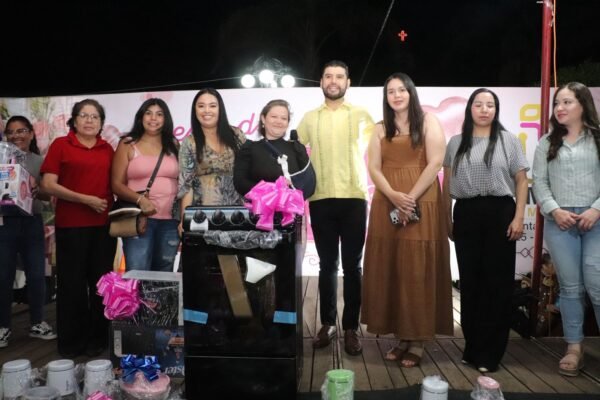 Octavio Ocampo celebra Día de las Madres en Irimbo y reconoce labor de las mujeres
