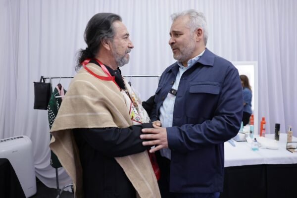 Alfredo Ramírez Bedolla obsequia a Marco Antonio Solís guitarra de cobre y gabán de Paracho previo a concierto en Morelia