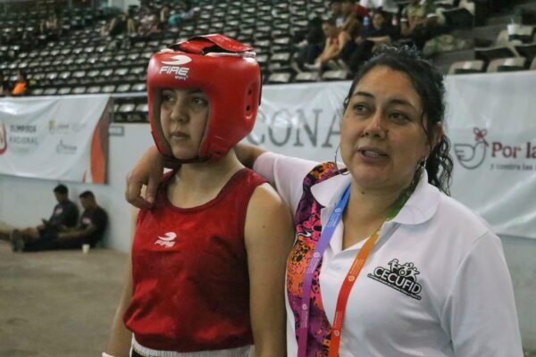 Rosario Reyes, madre y entrenadora, impulsa el boxeo femenil en Michoacán desde Maravatío